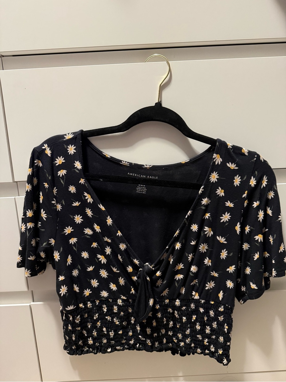 American Eagle Black Daisy Floral Tie Front Smocked Crop Top – Medium
